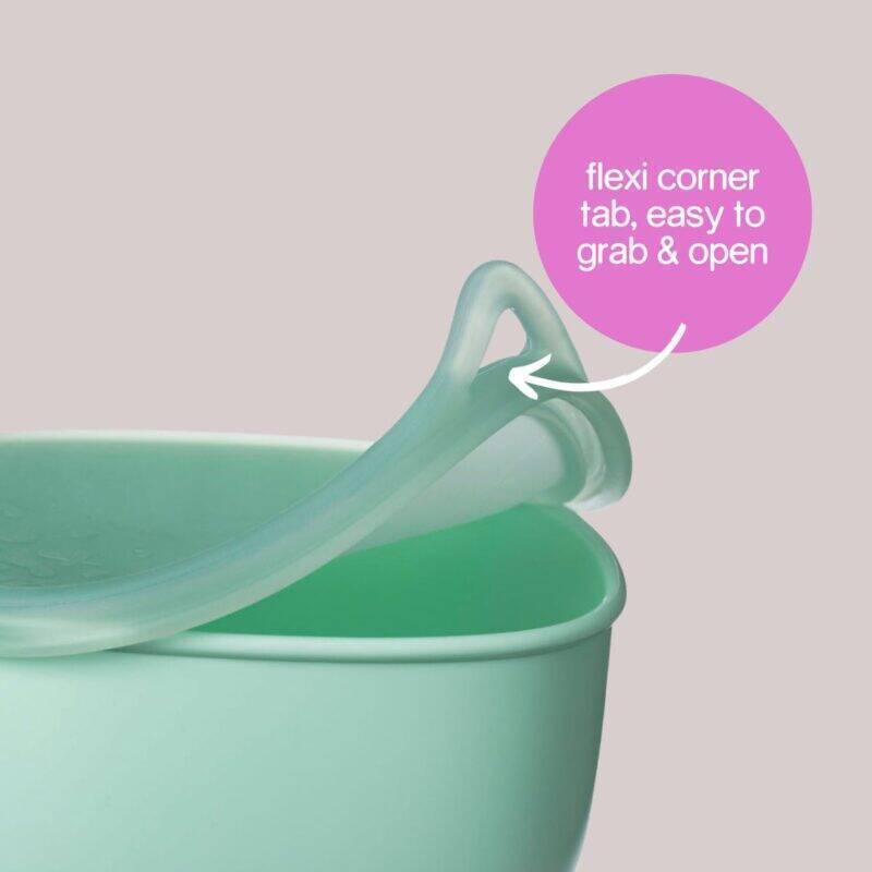 b.box lunch tub in ocean color featuring a flexi corner tab for easy grabbing and opening. Ideal for on-the-go meals.